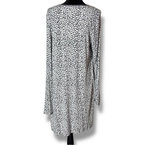 Apt. 9 Gray and White Leopard Print V-Neck Long Sleeve Loose Fit Mini Dress - Picture 7 of 14